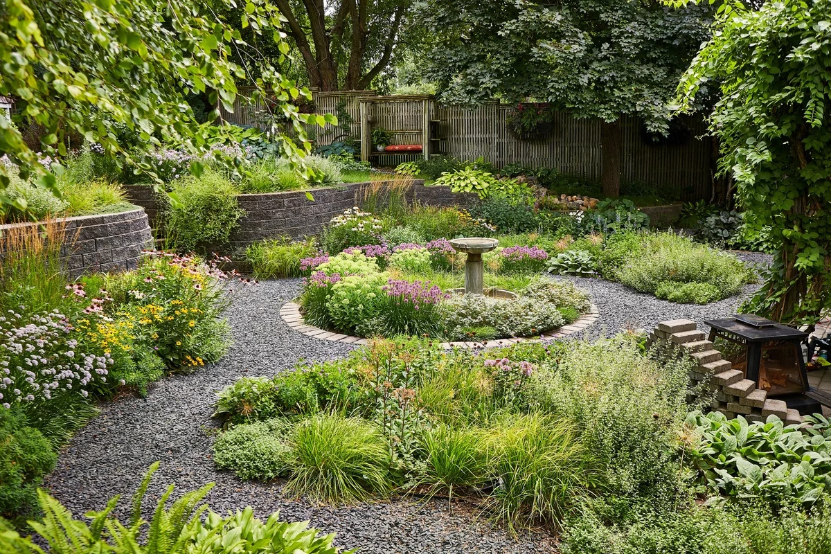 klassische Idee für einen Naturgarten - mit rundem Blumenbeet