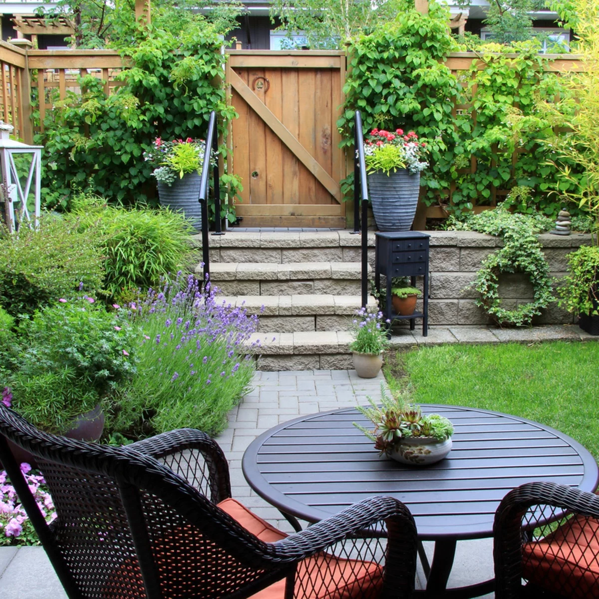 kaffeeecke im Garten gestalten und die Natur beobachten