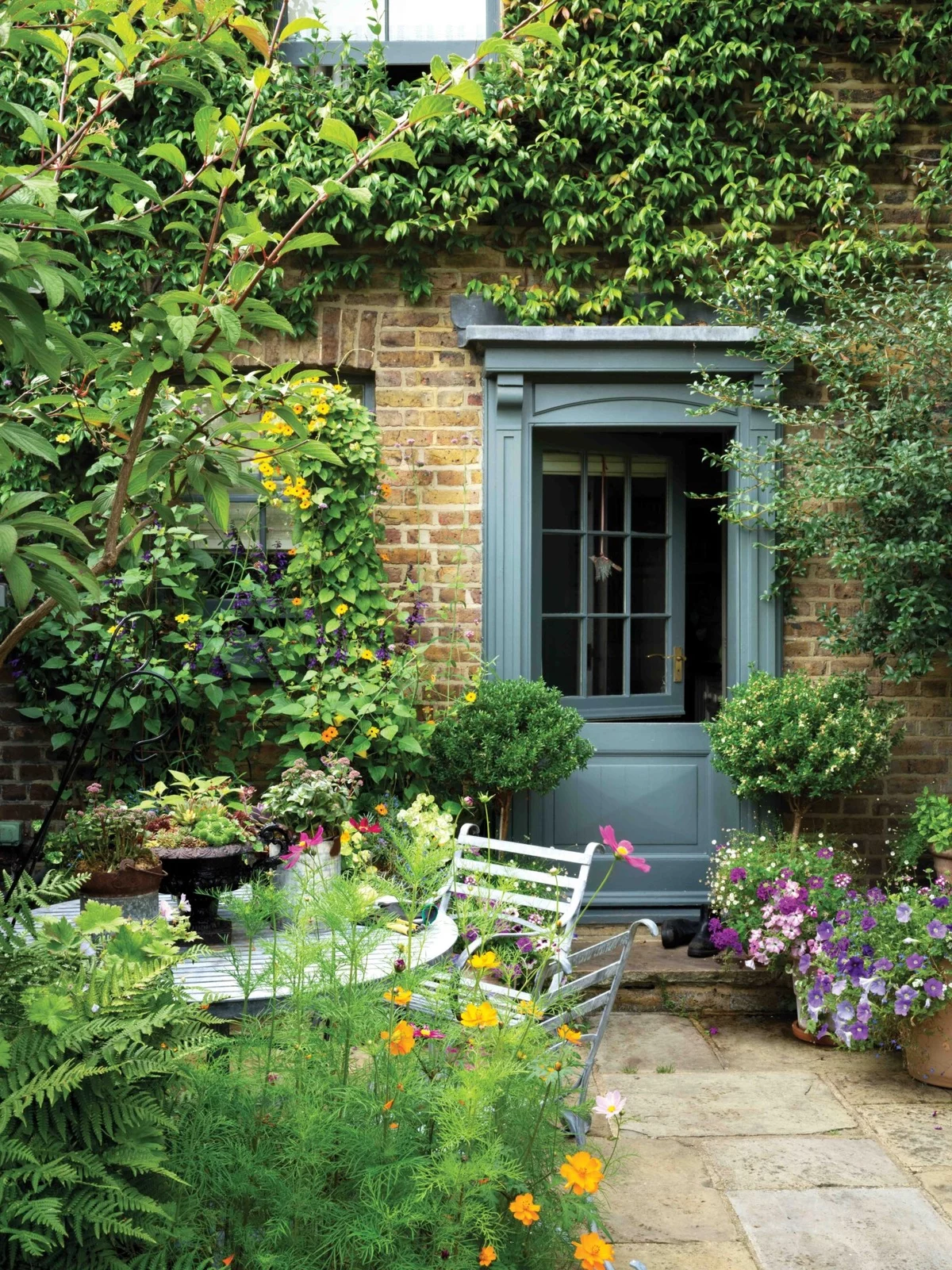 schöne Gartengestaltung und Haus im Landhausstil