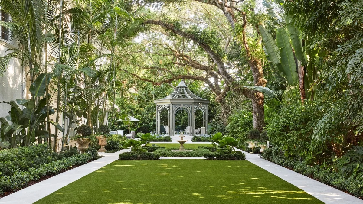 Grüne Gartengestaltung mit Gartenpavillon und zwei Wege, die dorthin führen
