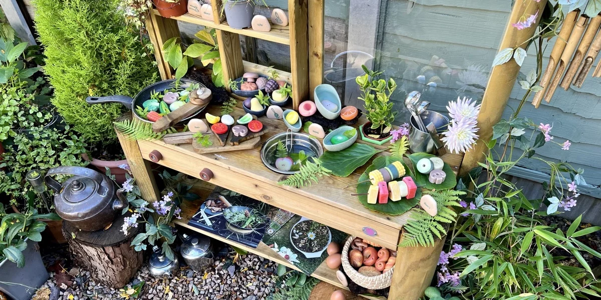 eine Gartenecke für kreative Tätigkeiten für Kinder gestaltet 