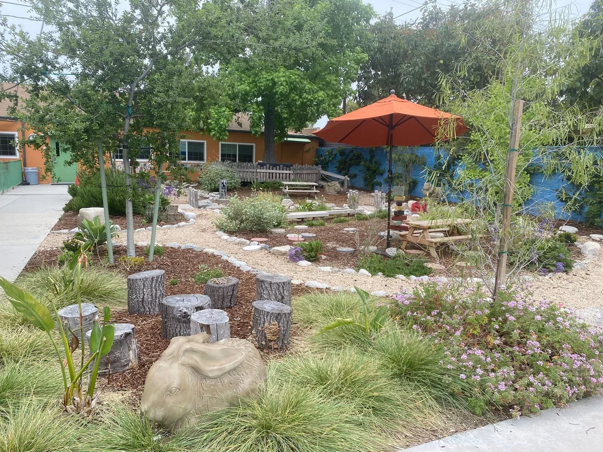 Hinterhof in Zonen eingeteilt und natürlich gestaltet