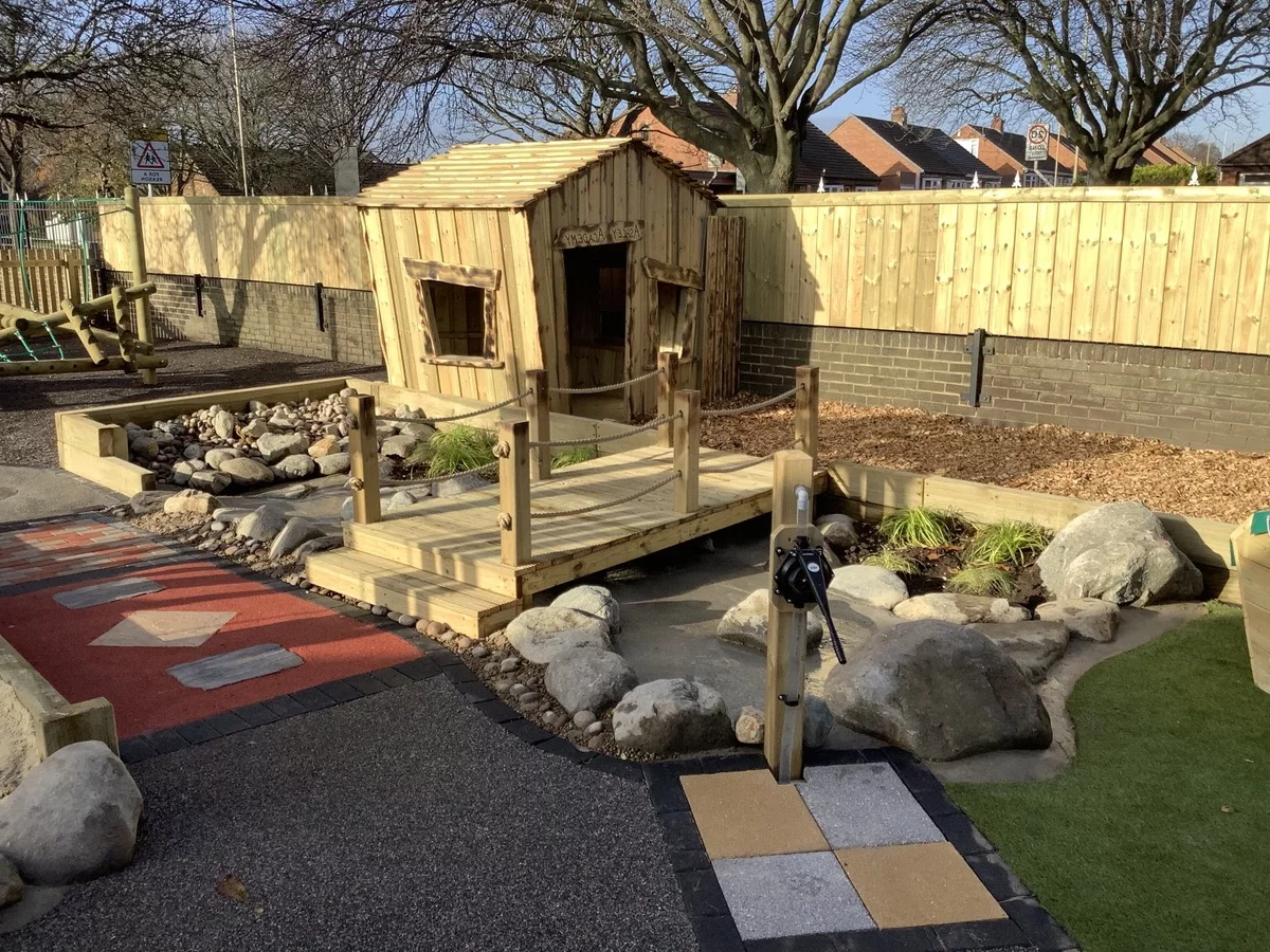 Spielbereich und Gartenideen Kinder . kleines Holzhaus und Brücke 