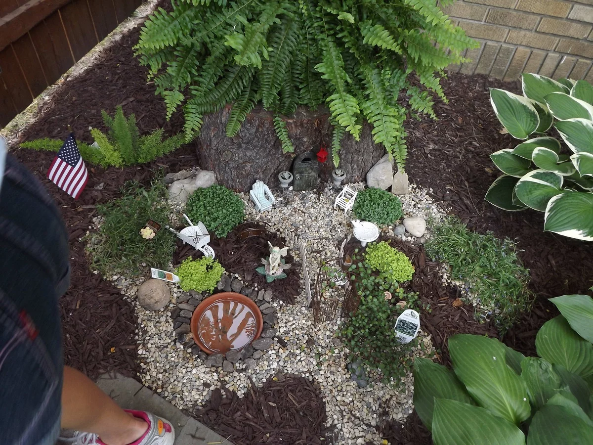 kreative Gartenideen Kinder - interessante Deko zwischen Grünpflanzen 