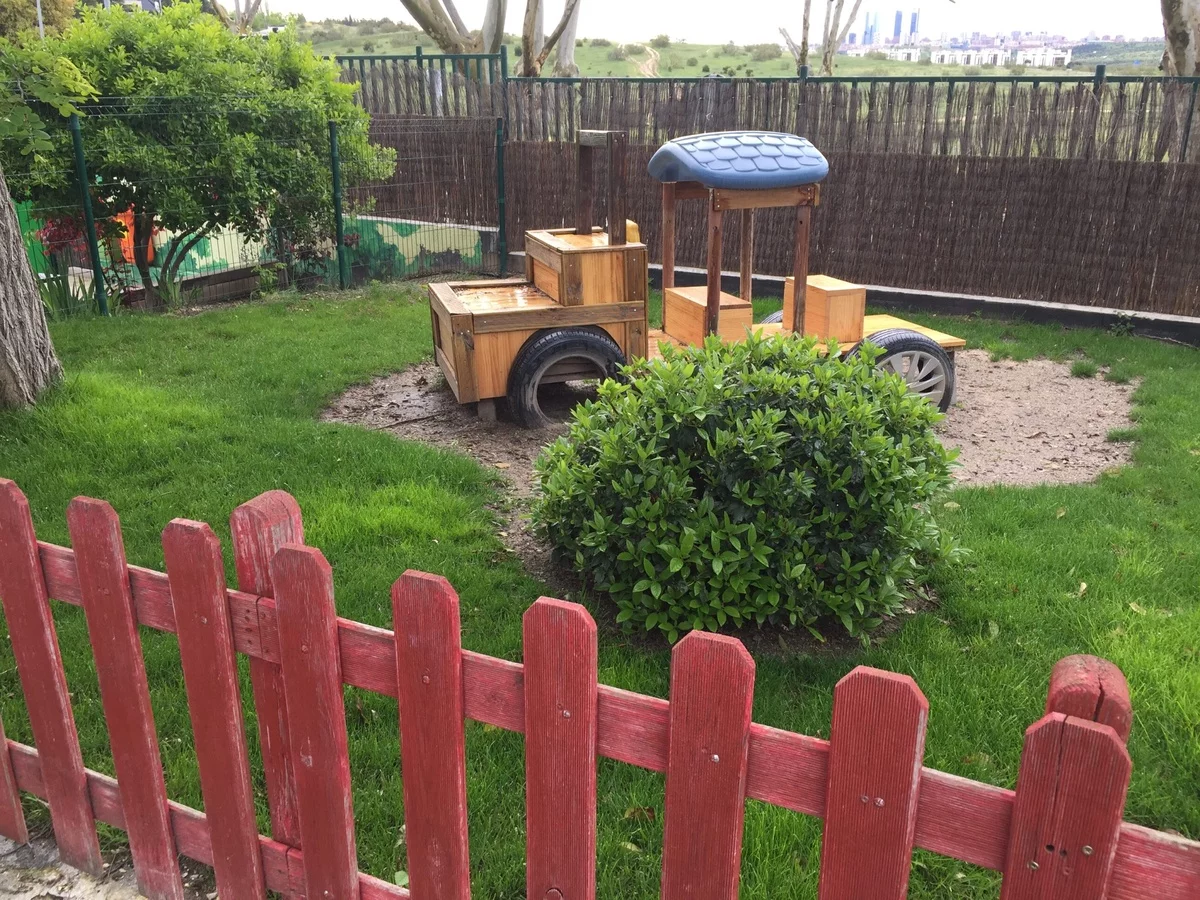 Spielbereich für Kinder mit Zaun umgeben 