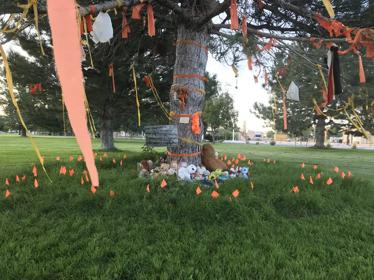 Gartenideen KInder - die Kleinen helfen bei festlicher Outdoor- Dekoration 
