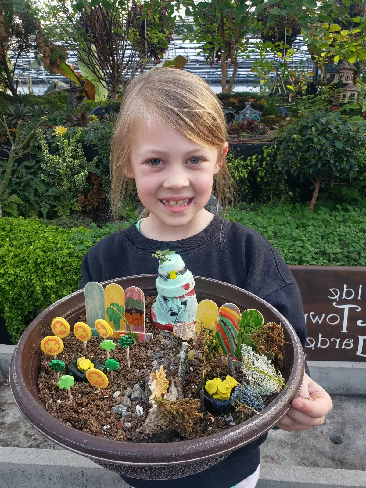 kleines Mädchen mit einem kreativen Projekt im Topf 