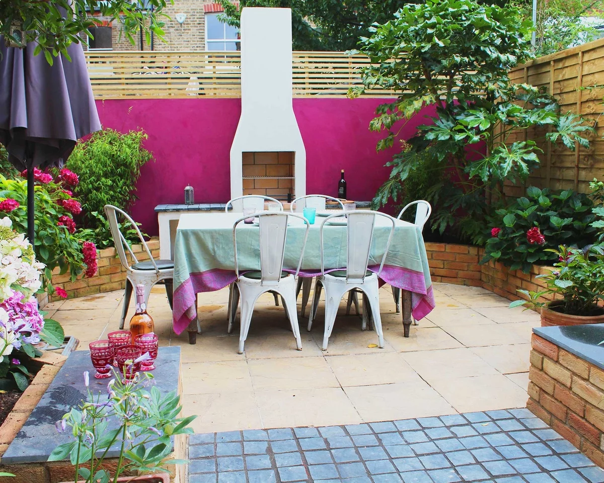 Schöne Essecke im Hinterhof mit Kaminofen 