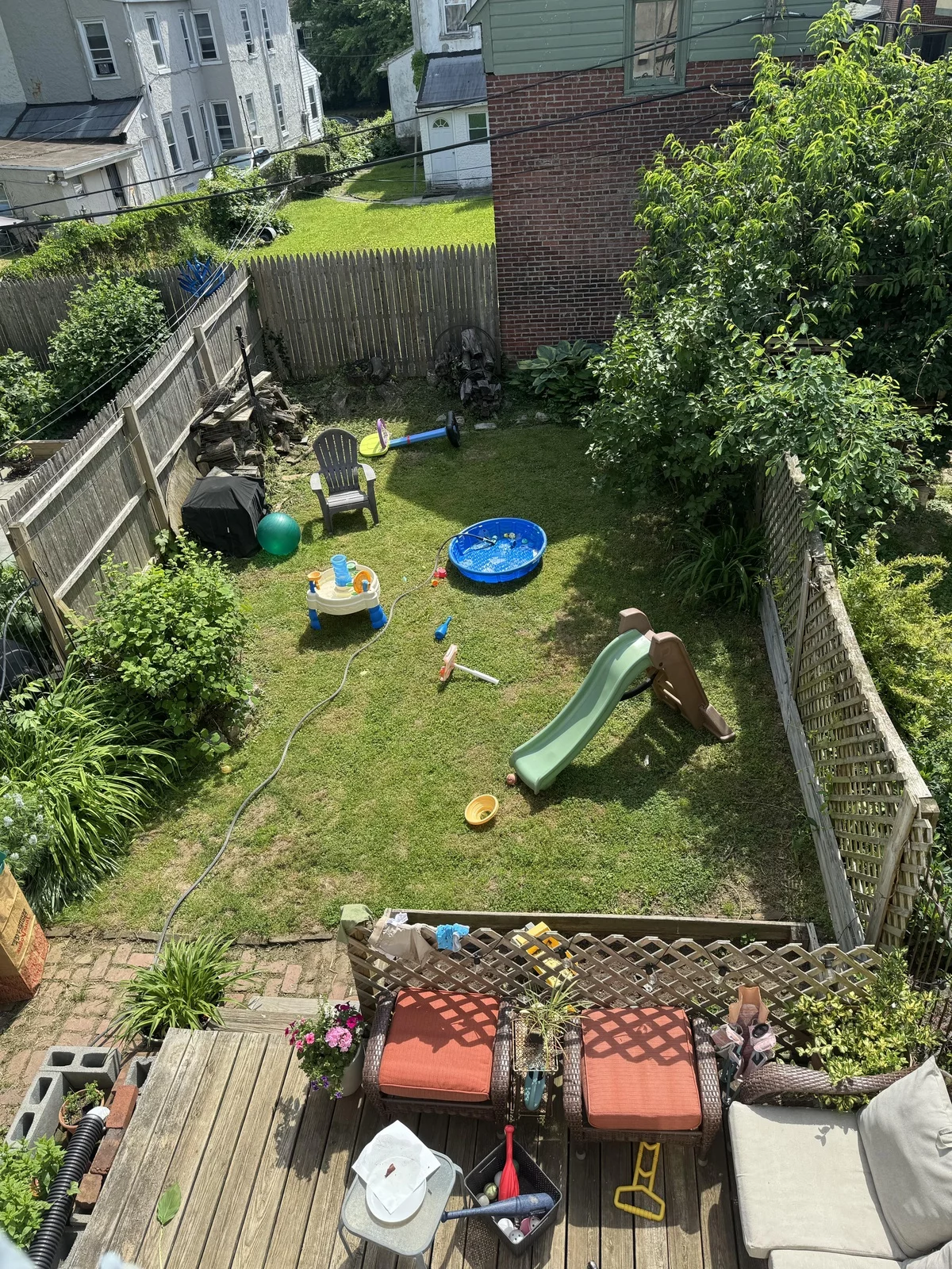 Spielecke im Garten gestaltet für Kinder 