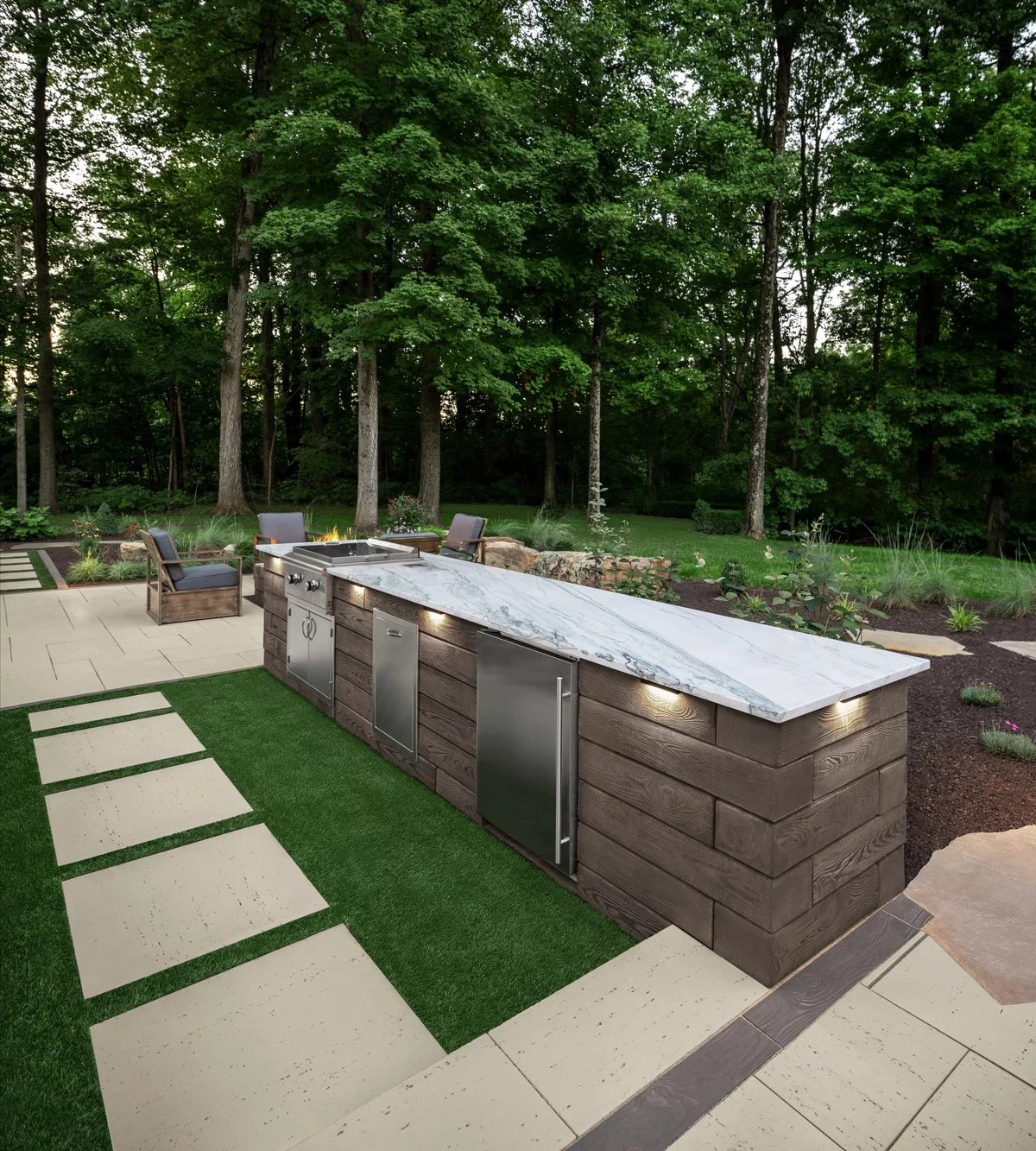 moderne Gartenküche mit eingebauter Beleuchtung