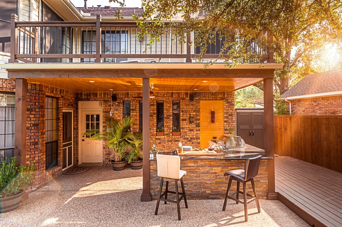 moderne Gartenküche unter Überdachung und gut geschützt