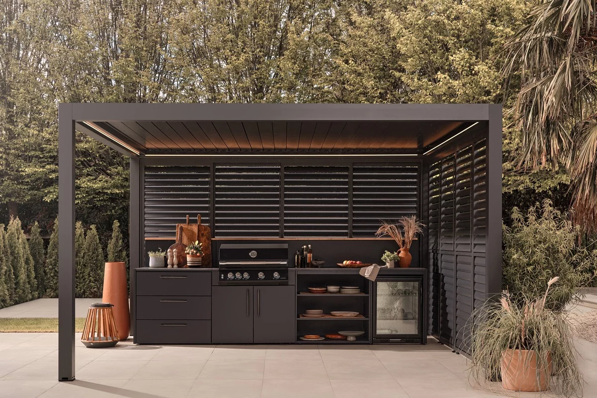 sehr moderne Gartenküche sehr gut eingerichtet