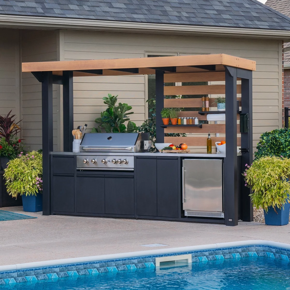 Gartenküche mit Grill neben dem Pool platziert