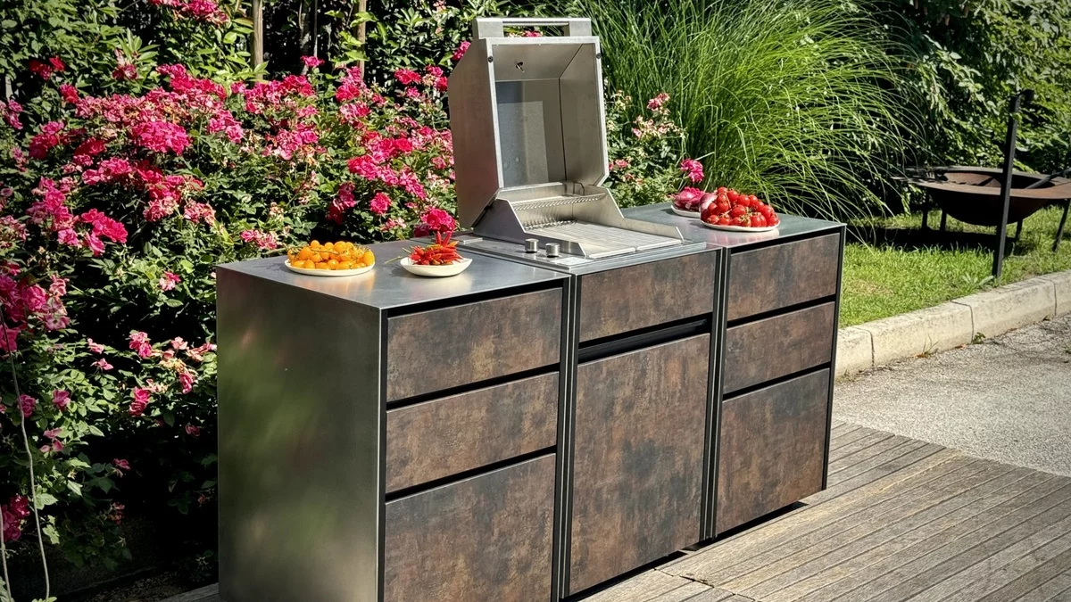 kompakter Grill im Freien - moderne Gartenküche