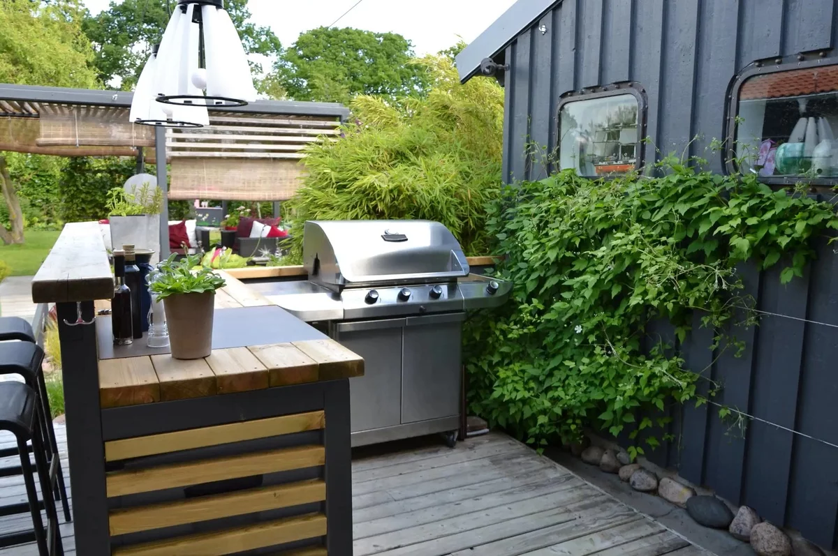 moderne Gartenküche mit Grill im Hinterhof