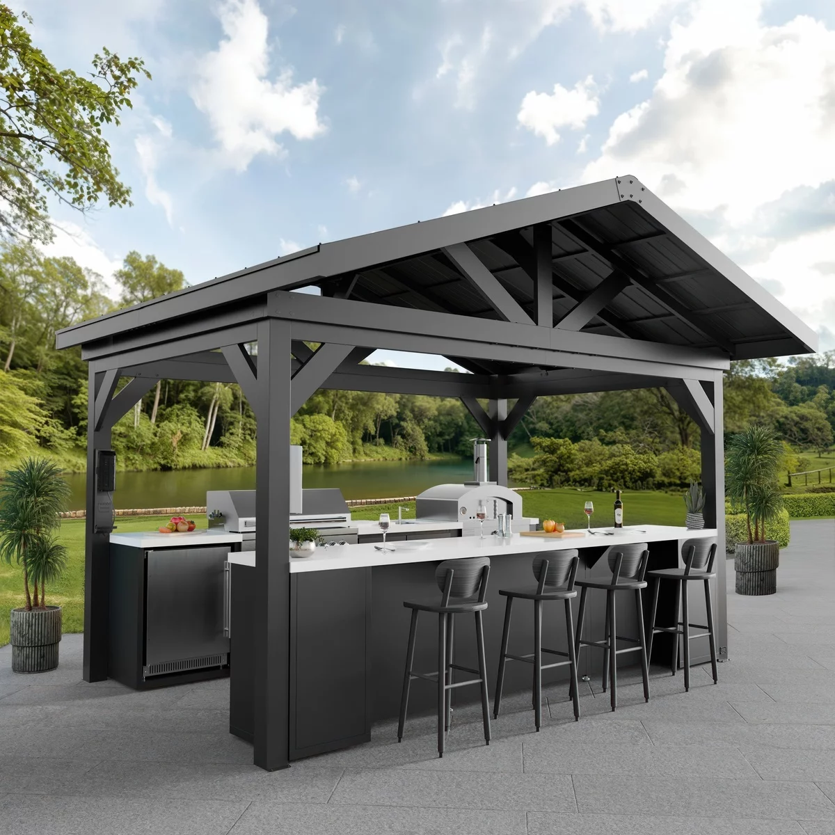 moderne Gartenküche unter Dach mit Pizza Ofen und Theke mit Hockern