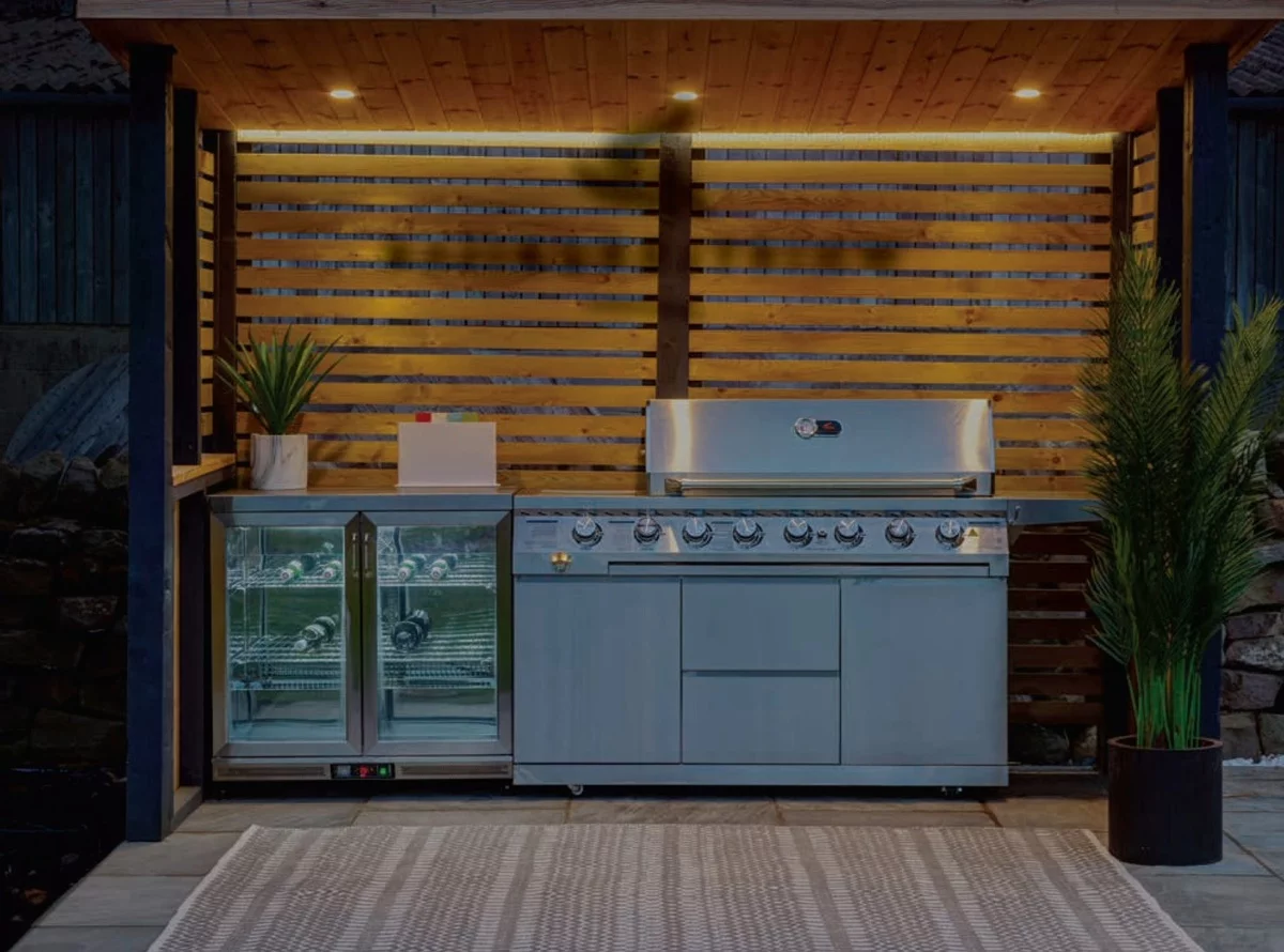 gut ausgestattete Gartenküche mit Beleuchtung