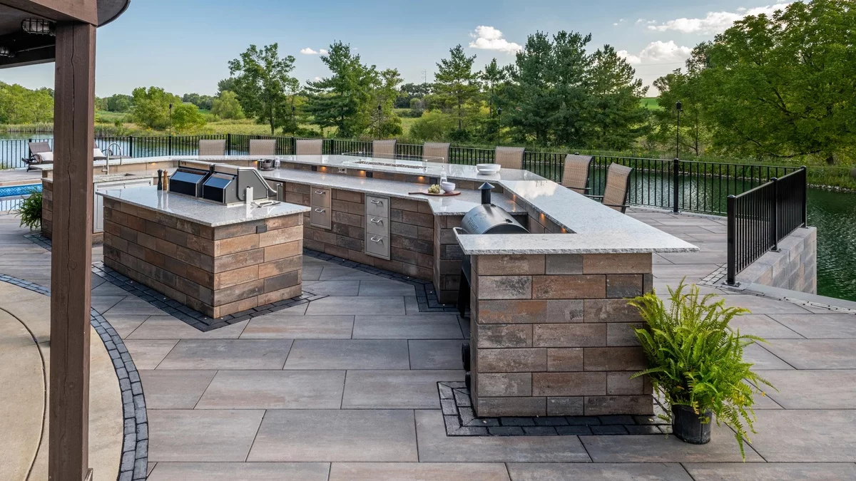 große Gartenküche mit allem Nötigen