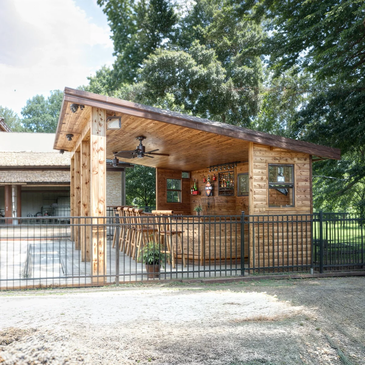 Gartenküche Gartenküche unter Dach im Freien
