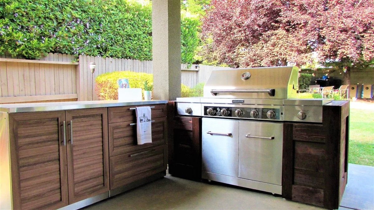 gut ausgestattete Gartenküche mit modernen Geräten und vielen Unterschränken