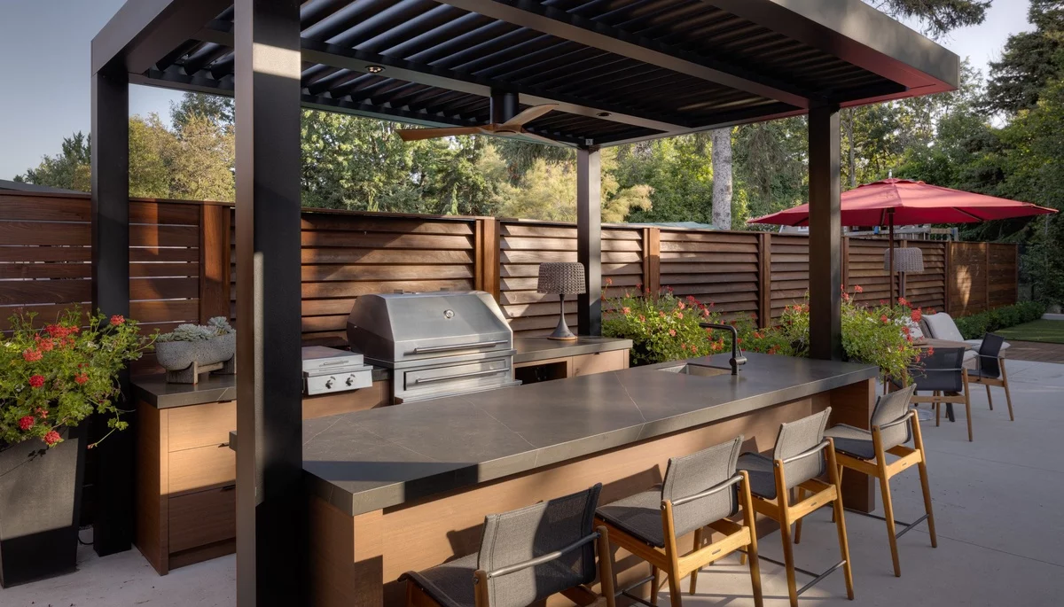 moderne Gartenküche mit Grill und Thgeke mit Hockern