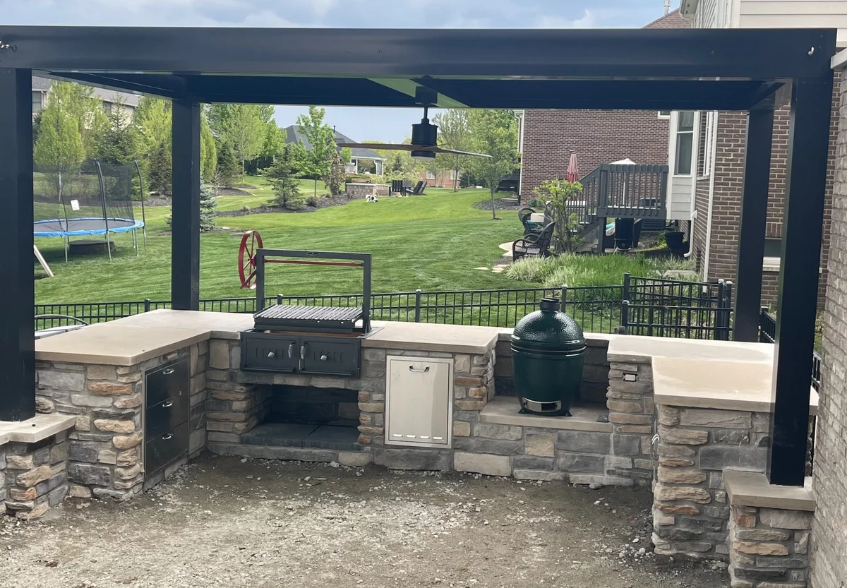 Gartenküche unter Dach mit Blick auf den Rasen