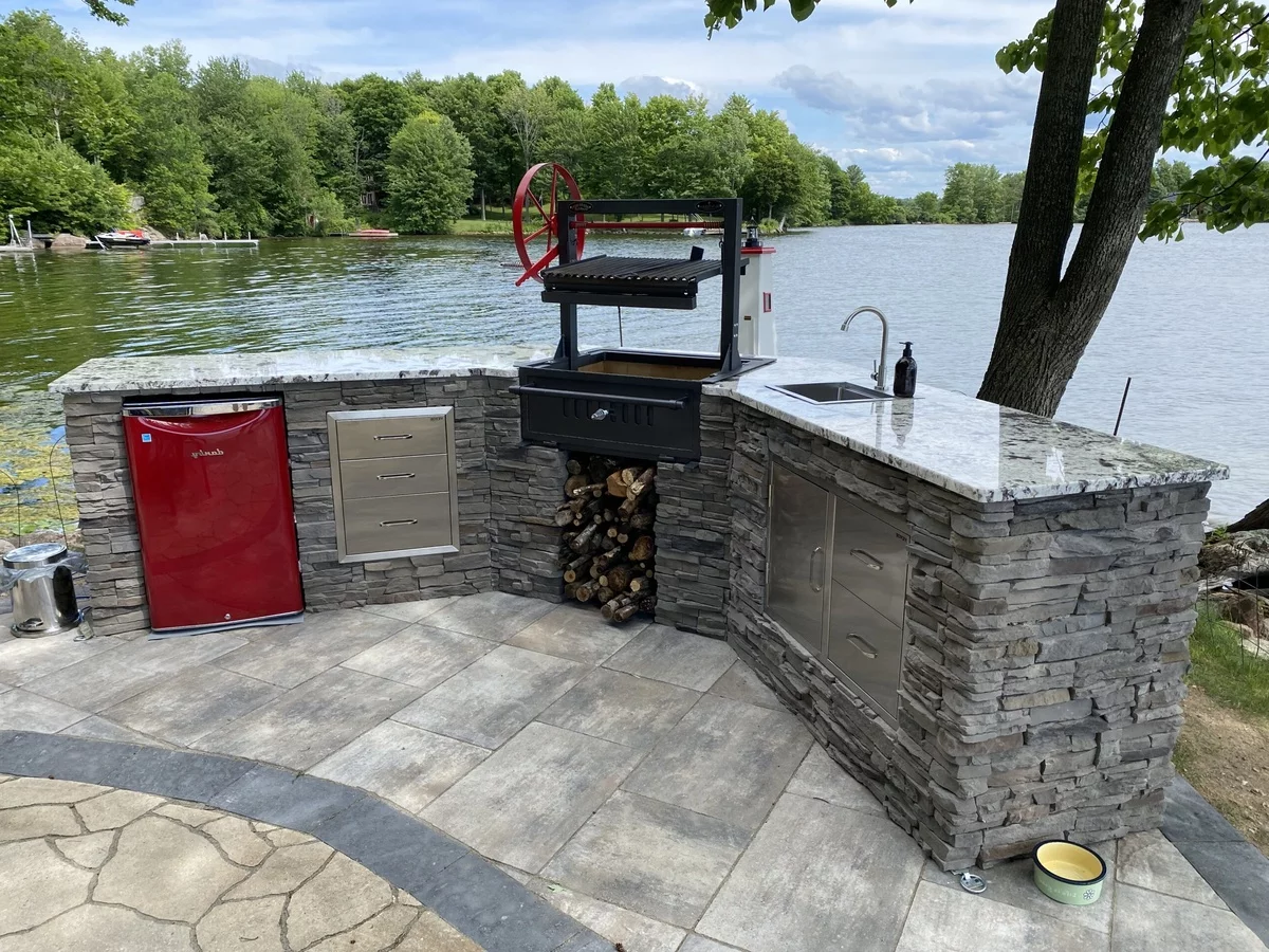 gut ausgestattete Gartenküche direkt am Wasser