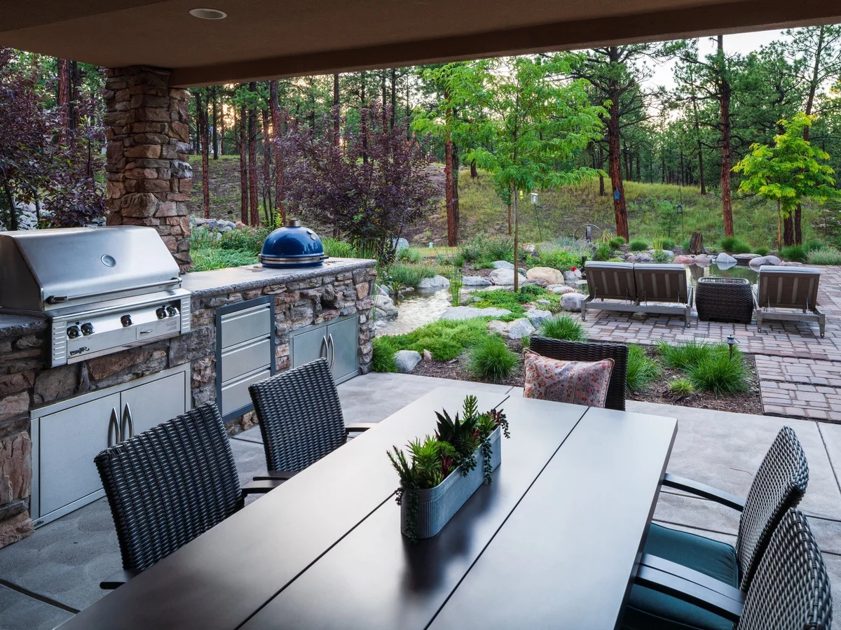Gartenküche unter Überdachung im großen Outddor-Bereich