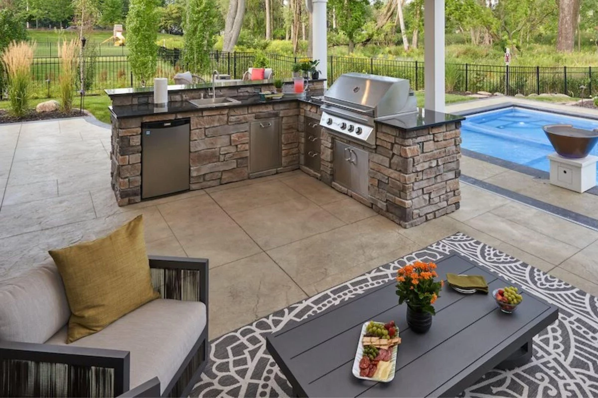 moderne Gartenküche nicht weit vom Pool