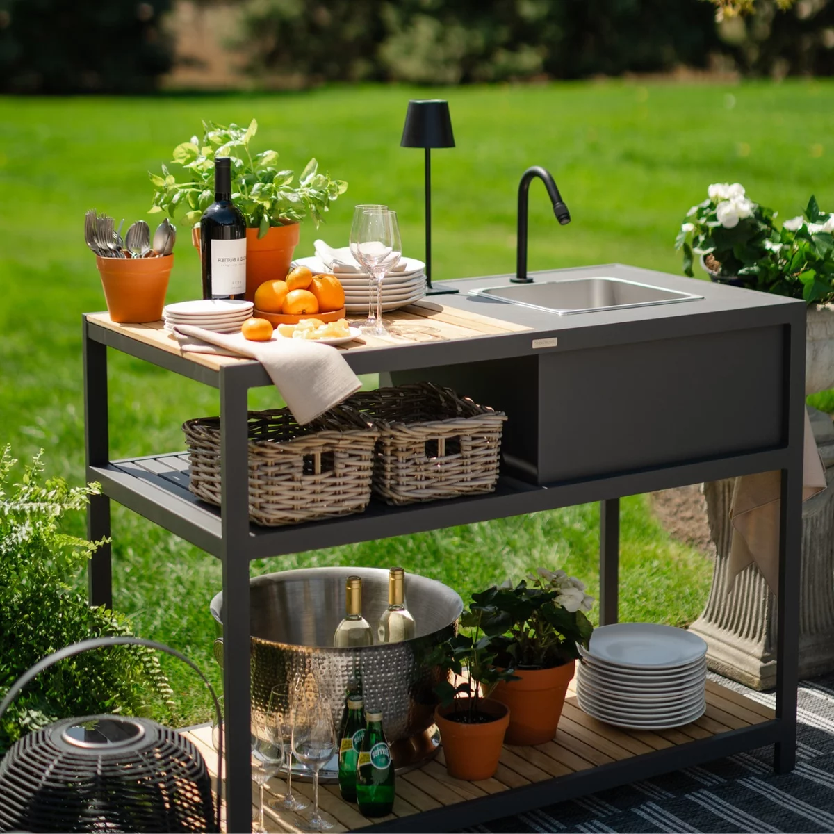 Ein modernes Spülbecken ist Teil der modernen Gartenküche