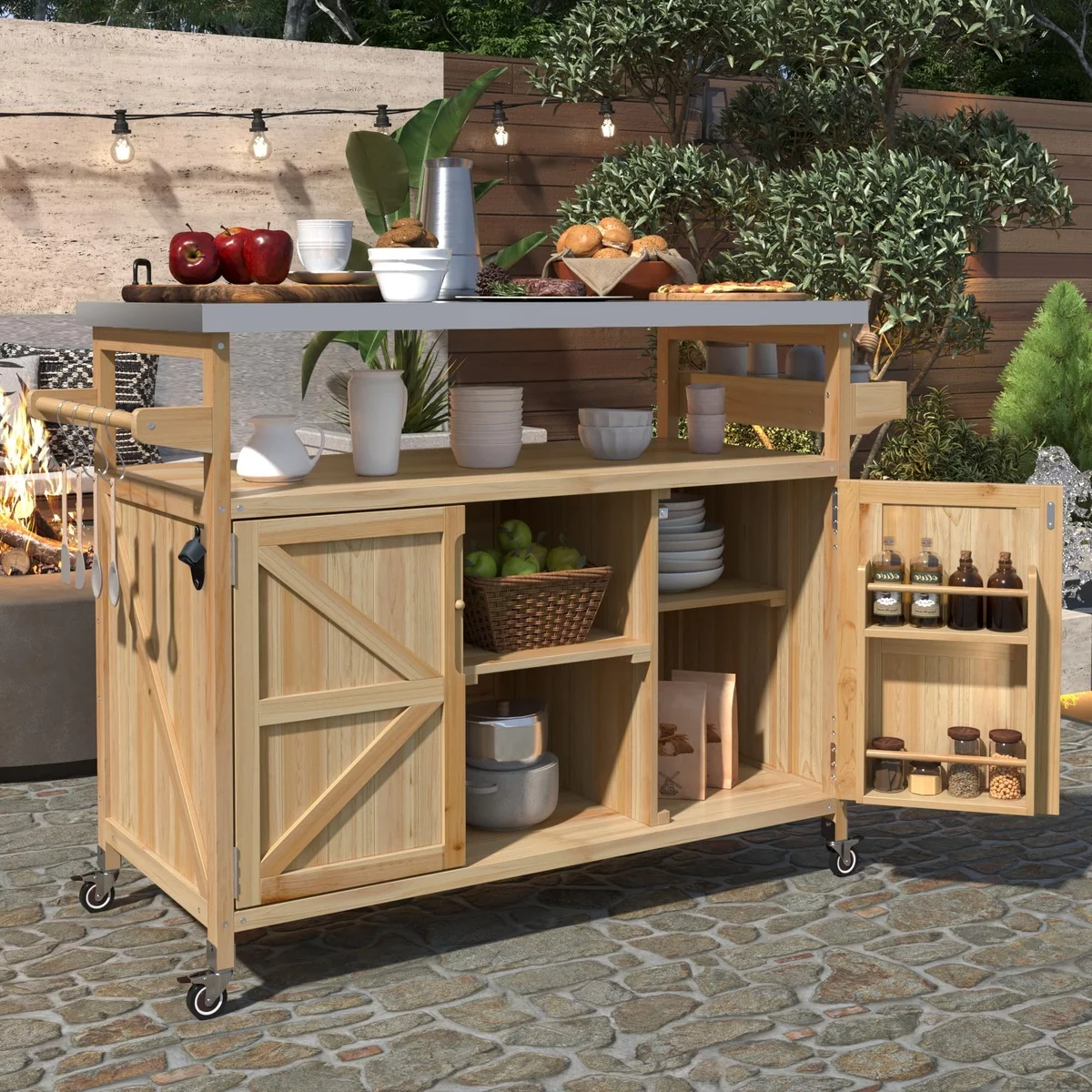 Holzschrank für das Küchengeschirr - Gartenküche