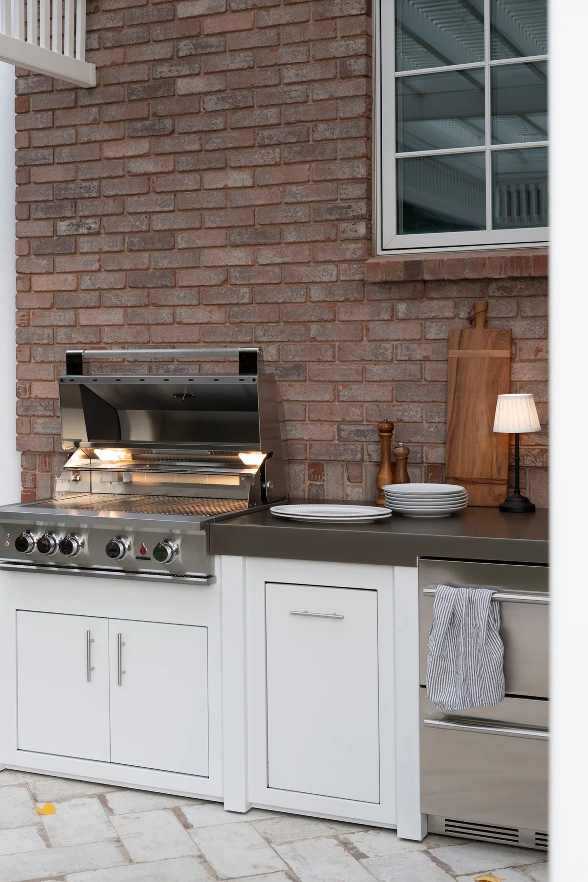 Gartenküche mit Grill und integrierter Beleuchtung