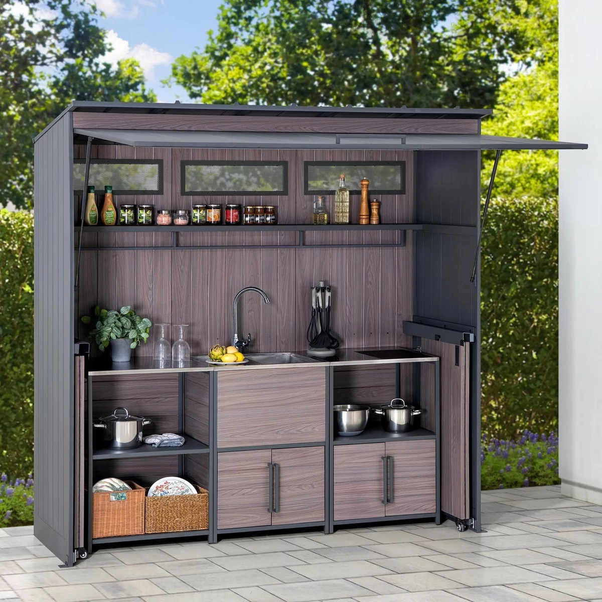 ein Teil einer modernen Gartenküche mit Küchenutensilien