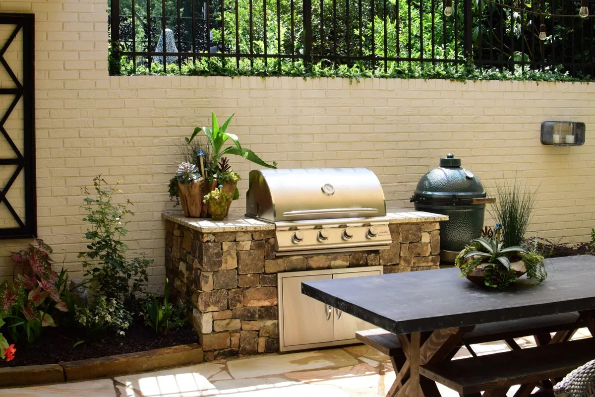 Grill auf Steinschrank platziert -Gartenküche