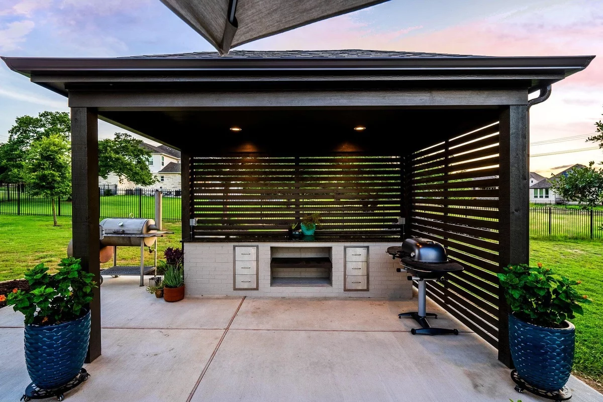 moderne Gartenküche unter Dach