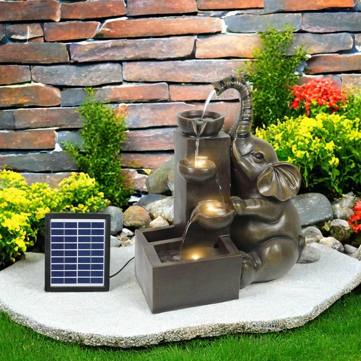 schöner Solarbrunnen Garten mit einer Elefantenfigur 