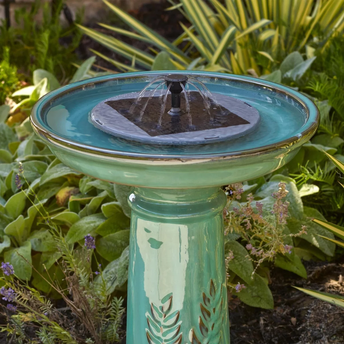 moderner Springbrunnen im Garten - ein Blickfang draußen 