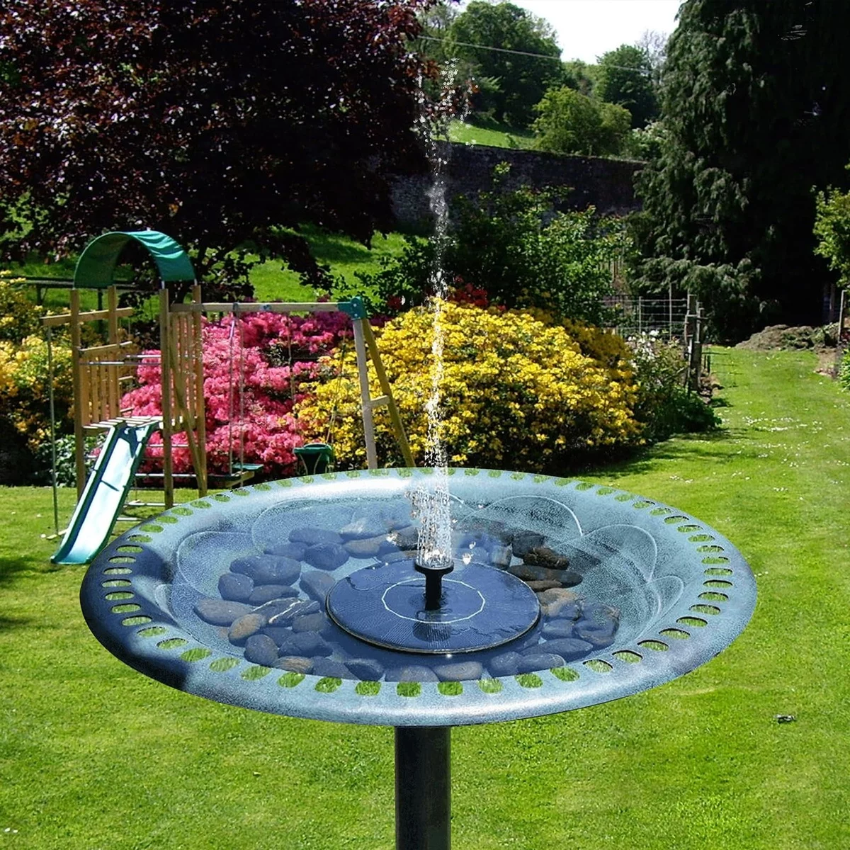 Solar Springbrunnen für den Garten - Blickfang draußen 