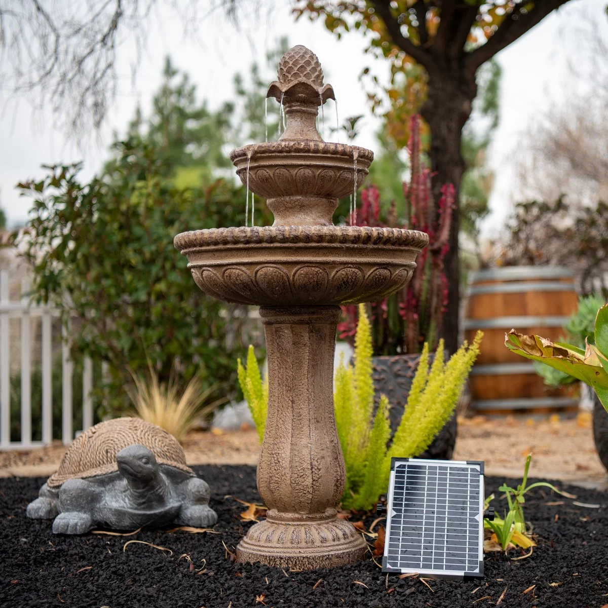 klassischer Gartenbrunnen aus Stein auf drei Ebenen 