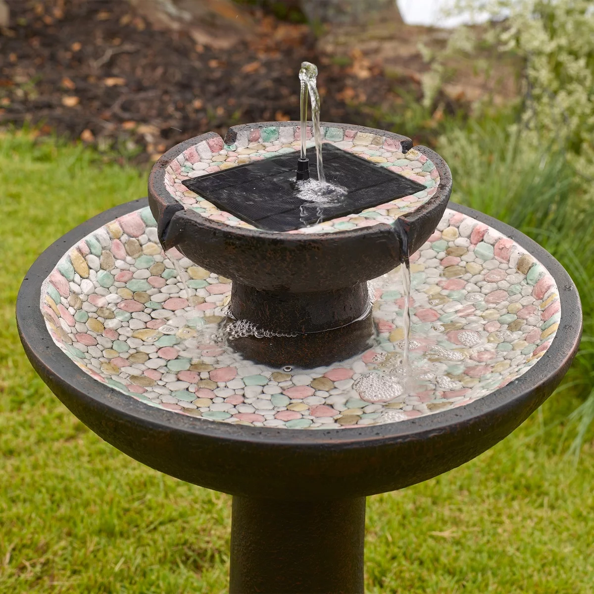 Springbrunnen für den Garten aus Stein im klassischen Design 