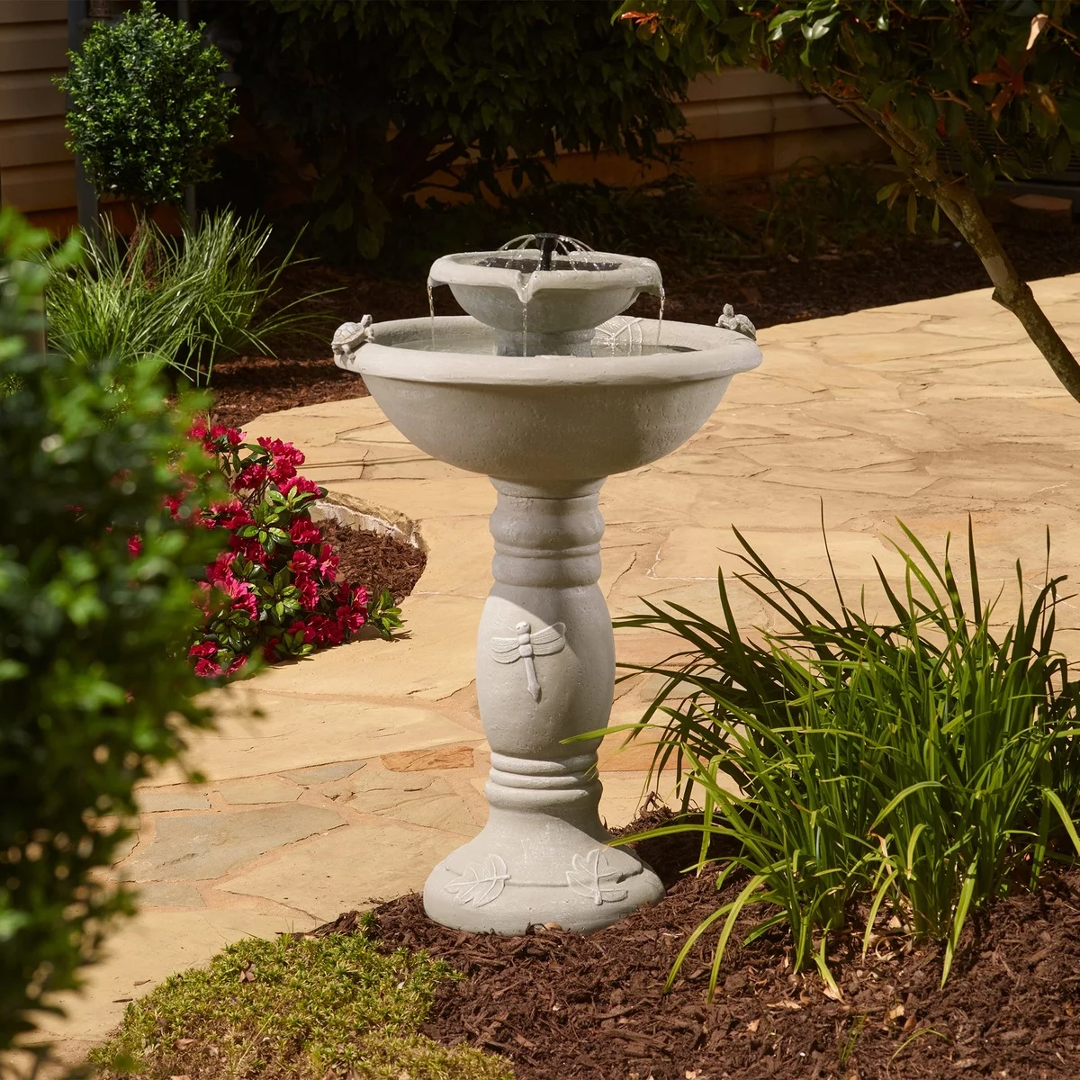 Gartenbrunnen im klassischen Design aus Stein 