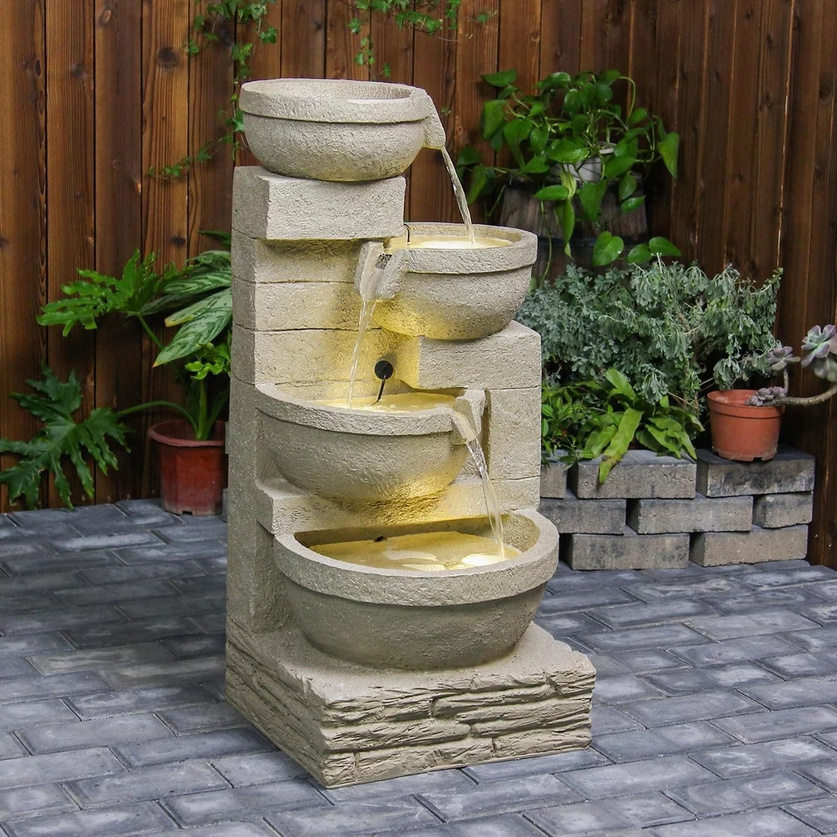 Solarbrunnen Garten aus Stein kaskadenartig geformt 