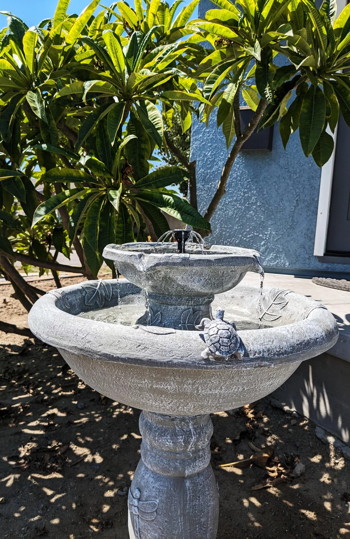Solarbrunnen Garten im Vintage Lookmit einem Frosch geschmückt 