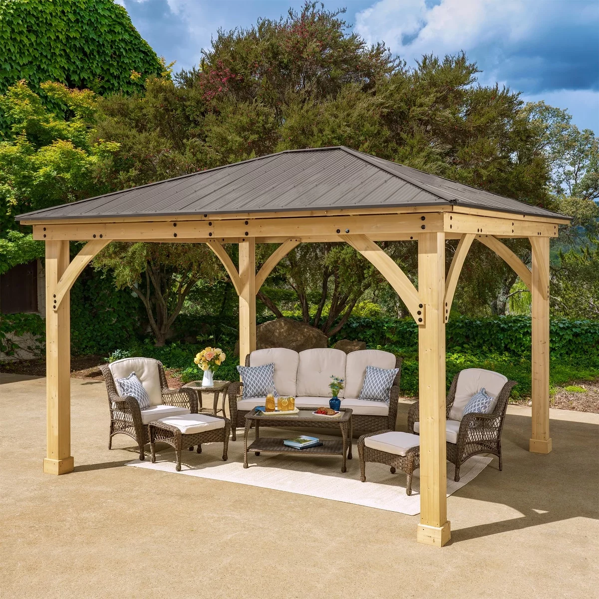 Gartenlaube aus Holz auf Terrassen mit Sitzbereich aus bequemen Outdoor-Mäbeln 