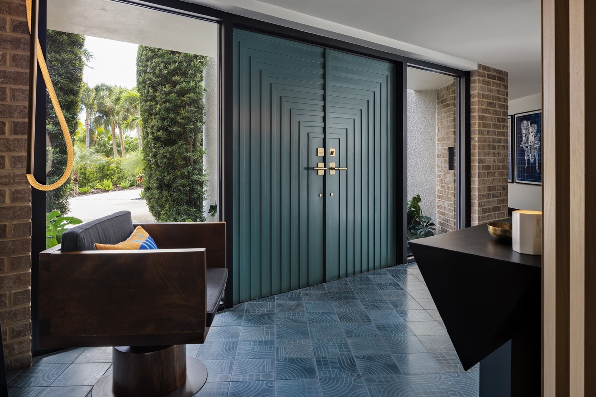 modernen Hauseingang gestalten - großes Fenster, schicke Möbel und Doppeltür