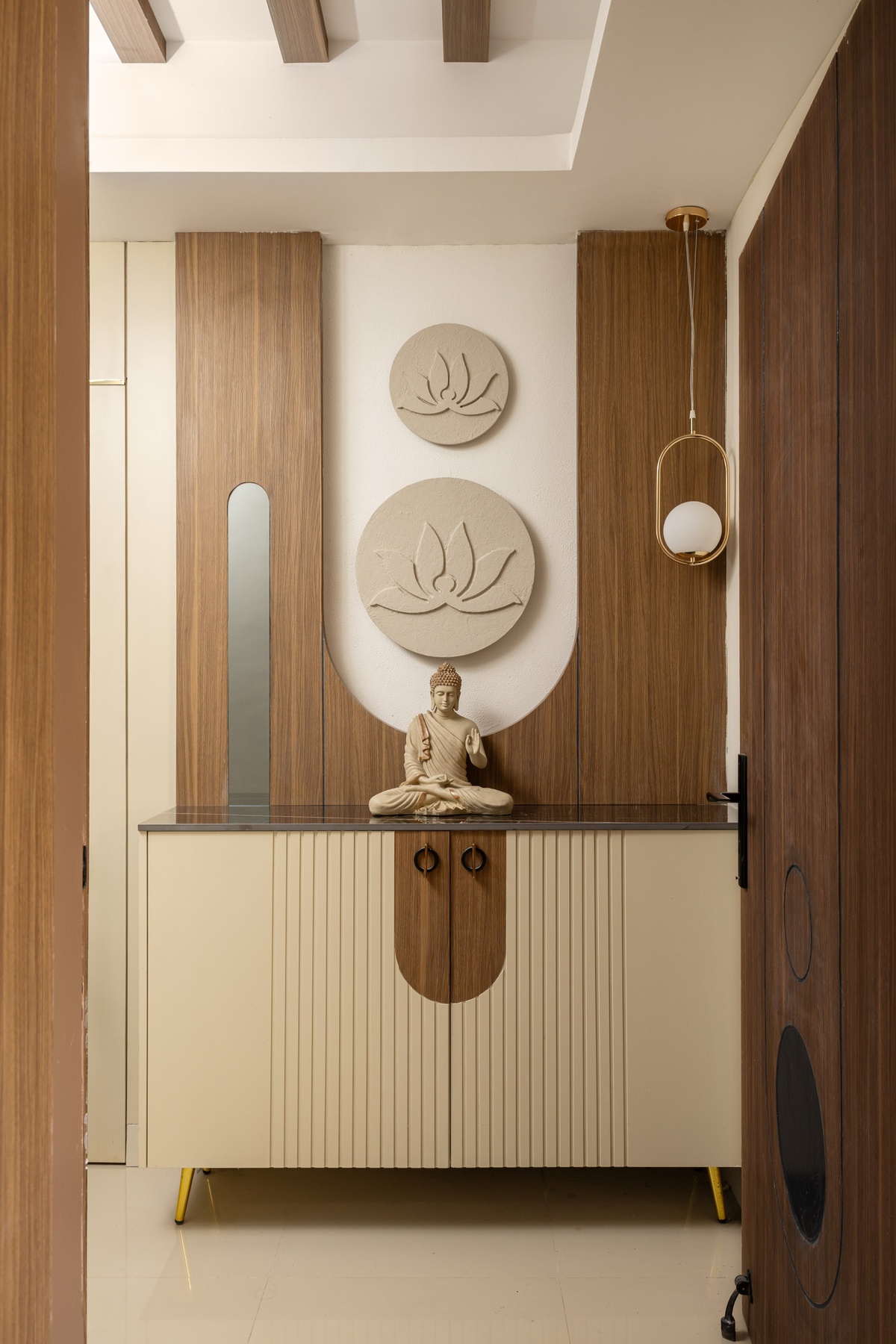 Foyer im fernöstlichen Stil gestalten mit kleiner Buddha Figur