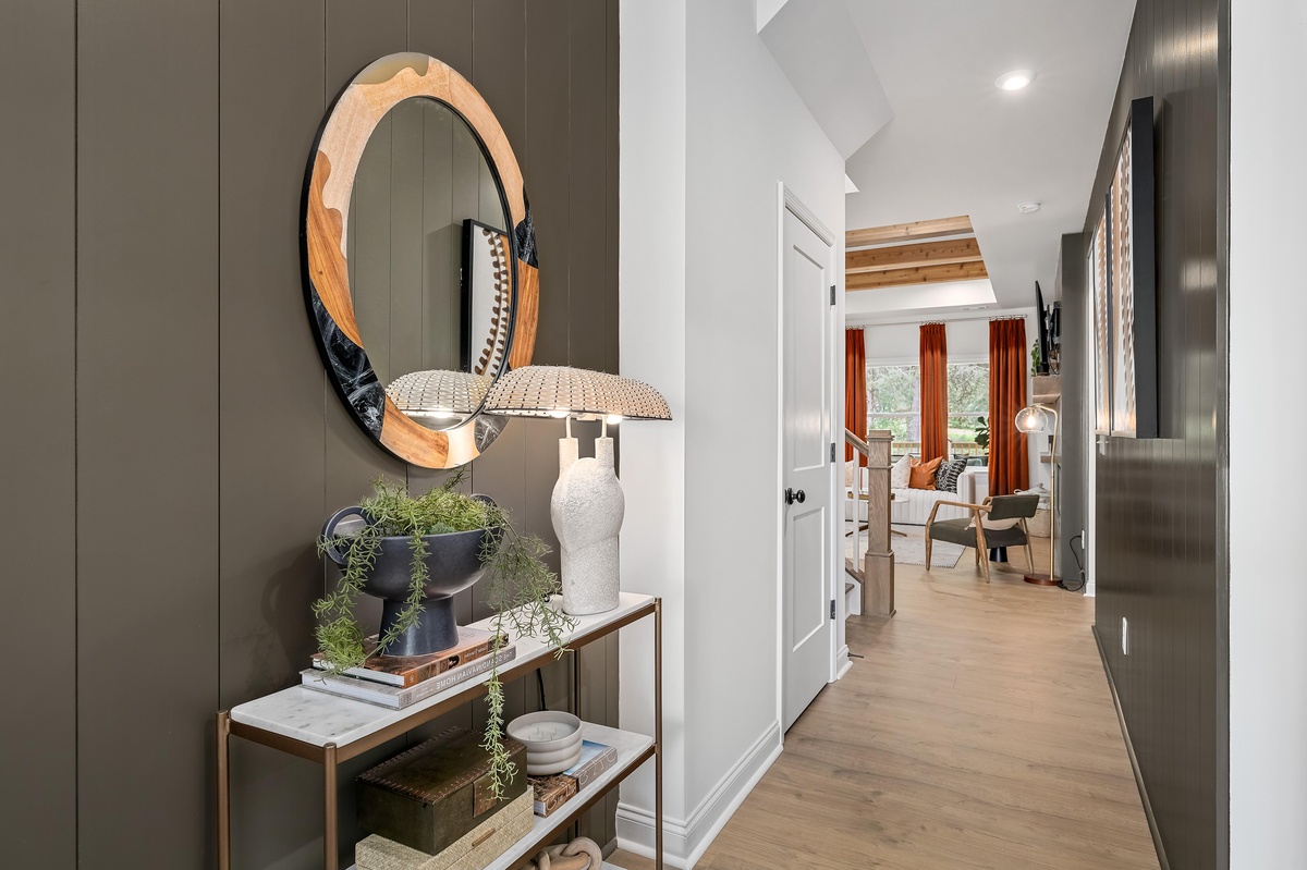 kleinen Huaseingang gestalten mit rundem Wandspiegel Lampe und Regal