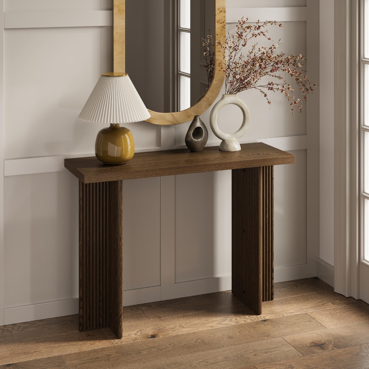 großer Wandspiegel in Holzrahmen, Holzbeistelltisch mit Lampe und Vase im Foyer