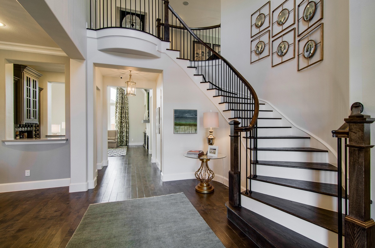 weiten Hauseingang gestalten schön dekorieren - Treppen nach oben