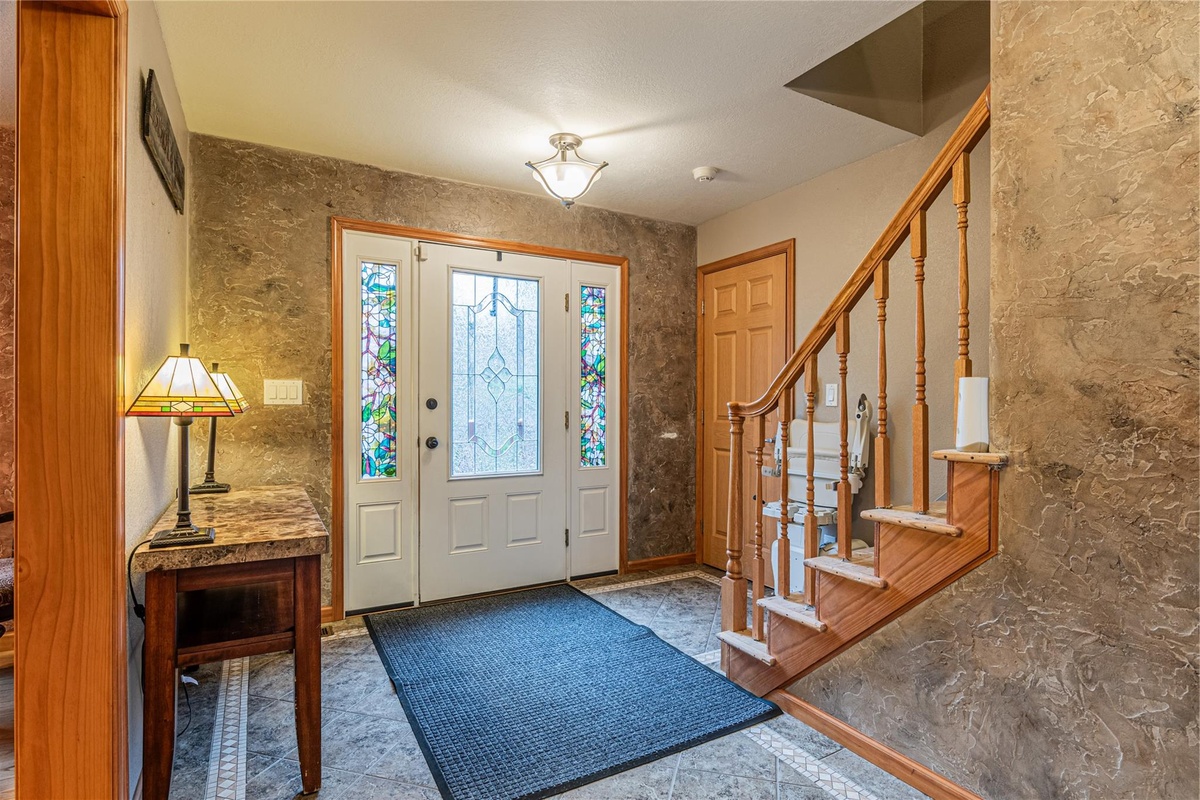 schöne Haustür mit Glasteile beiderseits kleines Foyer stilvoll gestaltet . schöne Beleuchtung